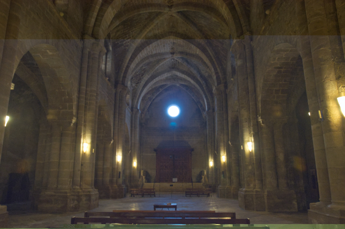 Imagen de la parte occidental de la nave central de la iglesia del monasterio de la Oliva